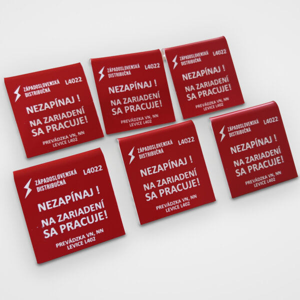 figyelmeztető címkék a Západoslovenská distribučná számára