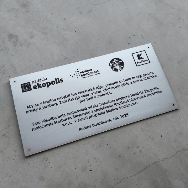 Táblák ajtóra, kapura, oszlopokra