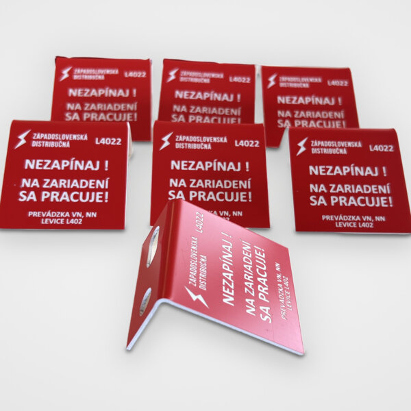 L alakúra hajlított figyelmeztető címke
