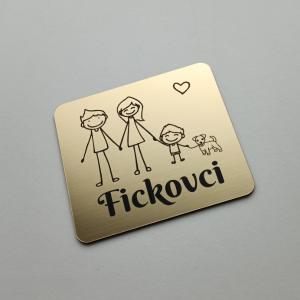 Ajtó névtábla szülők és kisfia kutyával