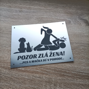 Vigyázz, gonosz asszony tábla