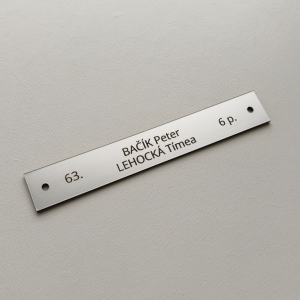 Névtábla lyukakkal 13 x 2 cm