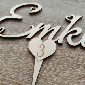 Névvel ellátott tortabeszúró – elegáns személyre szabott cake topper